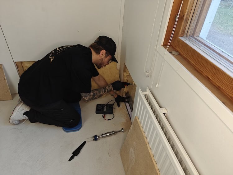 Työn touhussa rakennusterveysasiantuntija Hyvinkäällä. Sisäilma ja kosteustekninen kuntotutkimus eli sisäilmatutkimus meneillään. Siinä tehdään hometutkimus, mikrobitutkimus, radontutkimus, kreosoottitutkimus, kosteusmittaus ja muita toimenpiteitä.