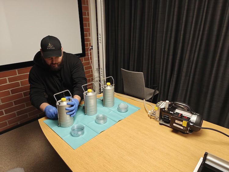 Kuvassa kosteusmittaus ja sisäilmatutkimus Lohjalla meneillään. Toimenpiteinä mm. hometutkimus, mikrobitutkimus, radontutkimus, kreosoottitutkimus ja kosteusmittaus.