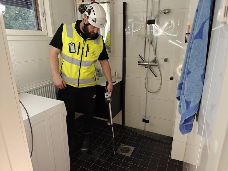 Kuvassa sisäilmatutkimus Mäntsälässä meneillään. Siinä tehdään mm. hometutkimus, mikrobitutkimus, radontutkimus, kreosoottitutkimus ja kosteusmittaus.