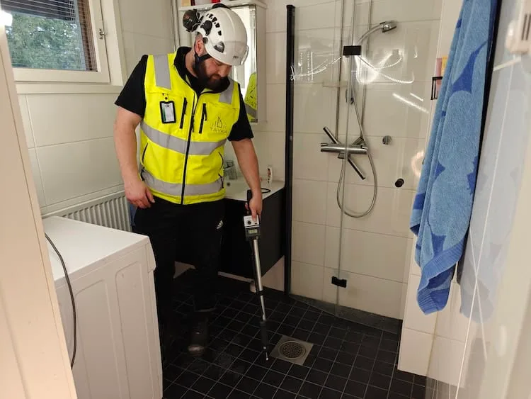 Kuvassa sisäilmatutkimus Sipoossa meneillään. Siinä tehdään mm. hometutkimus, mikrobitutkimus, radontutkimus, kreosoottitutkimus ja kosteusmittaus.