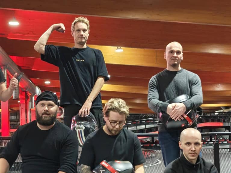 Taykan porukka ajamassa kartingia