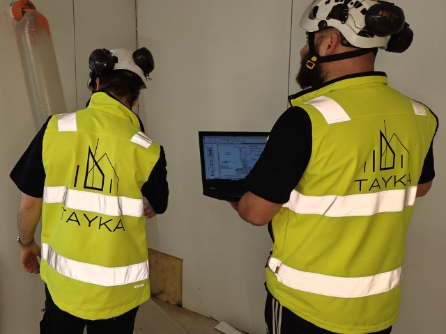 Tayka Oy:n asiantuntijat työn touhussa
