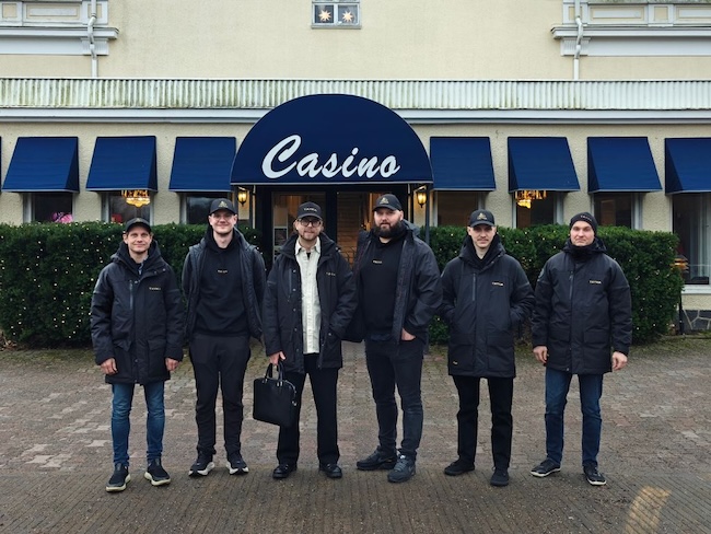 Tayka Oy:n tiimi joululounaalla