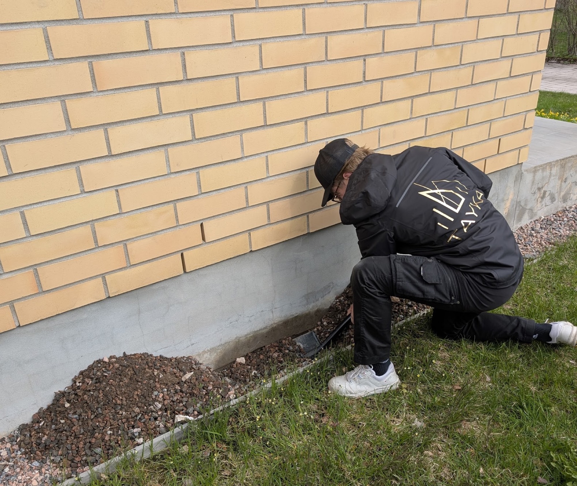 Tayka-asiantuntija tutkimassa omakotitalon perustusta kuntotarkastuksessa